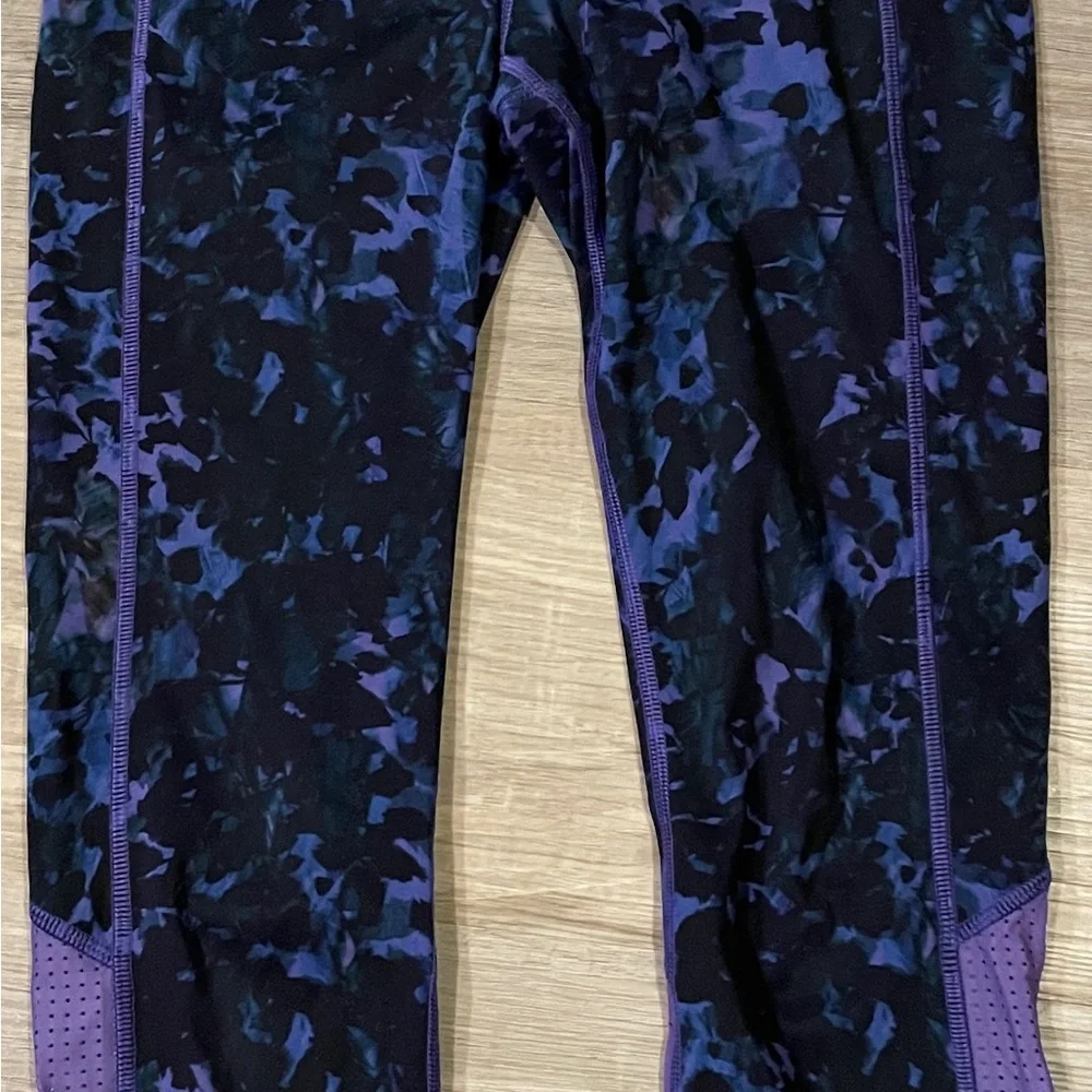 Lululemon Sweaty Or Not crops Floral Sport Backdrop Iris Flower size 4 - Picture 9 of 9